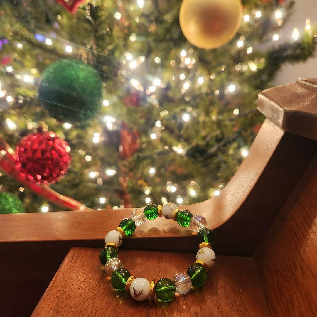 Green Gold Reindeer Beaded Bracelet